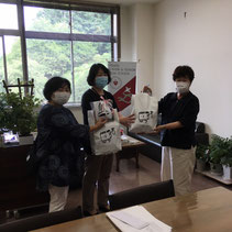 校長室にて学校に寄付しました